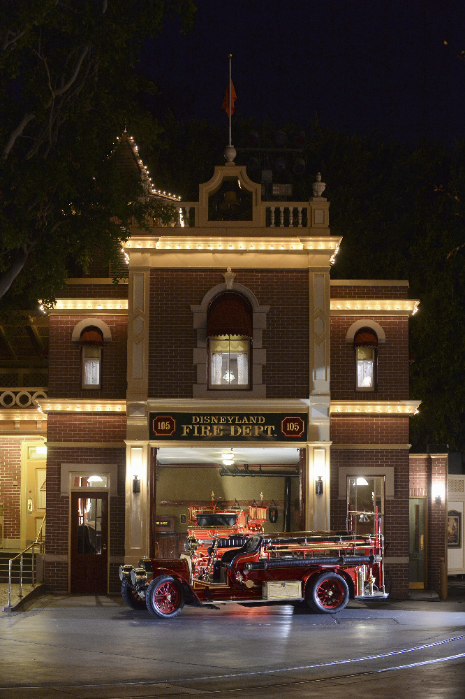 THE WONDERFUL WORLD OF DISNEY: DISNEYLAND 60