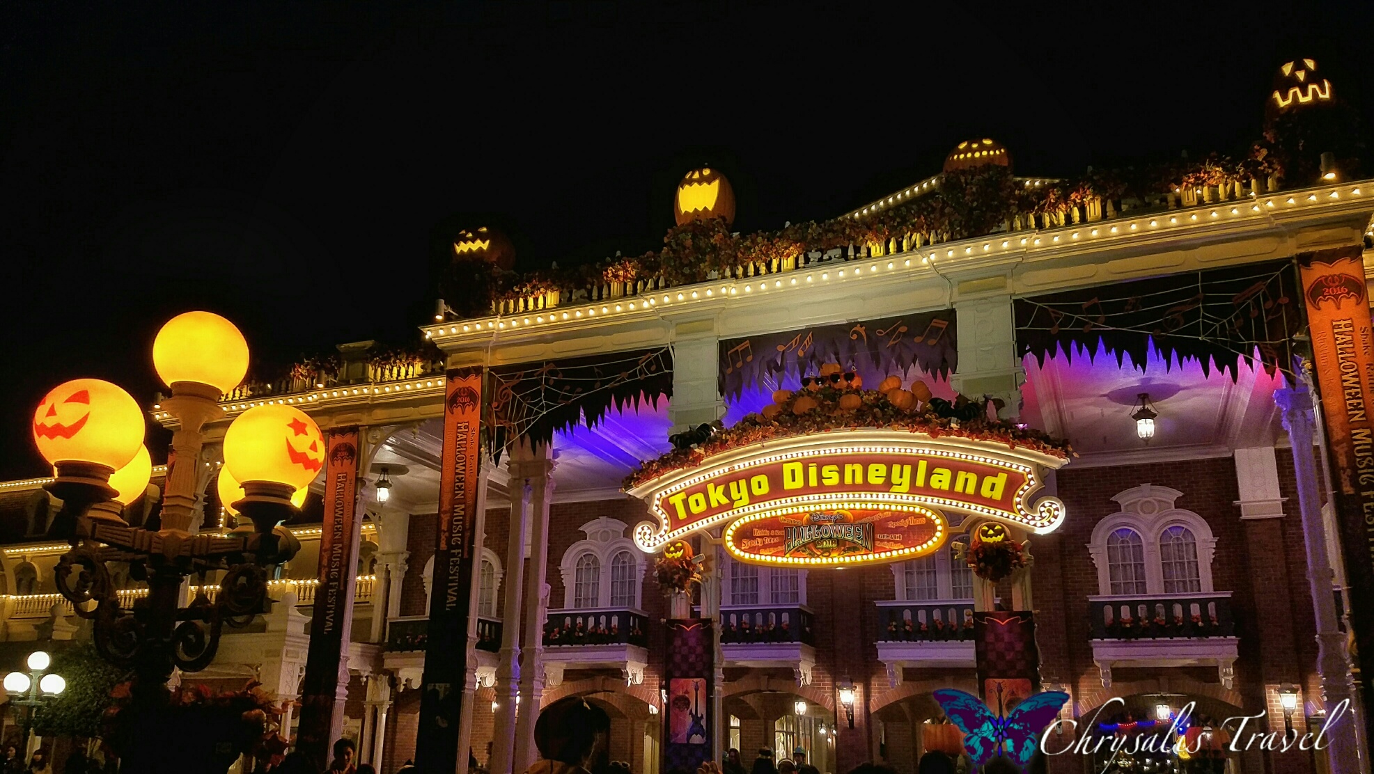 tokyo-disneyland-entry-halloween-welcome-sign