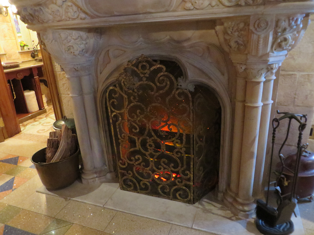 Cinderella Castle Suite - Magical Fireplace