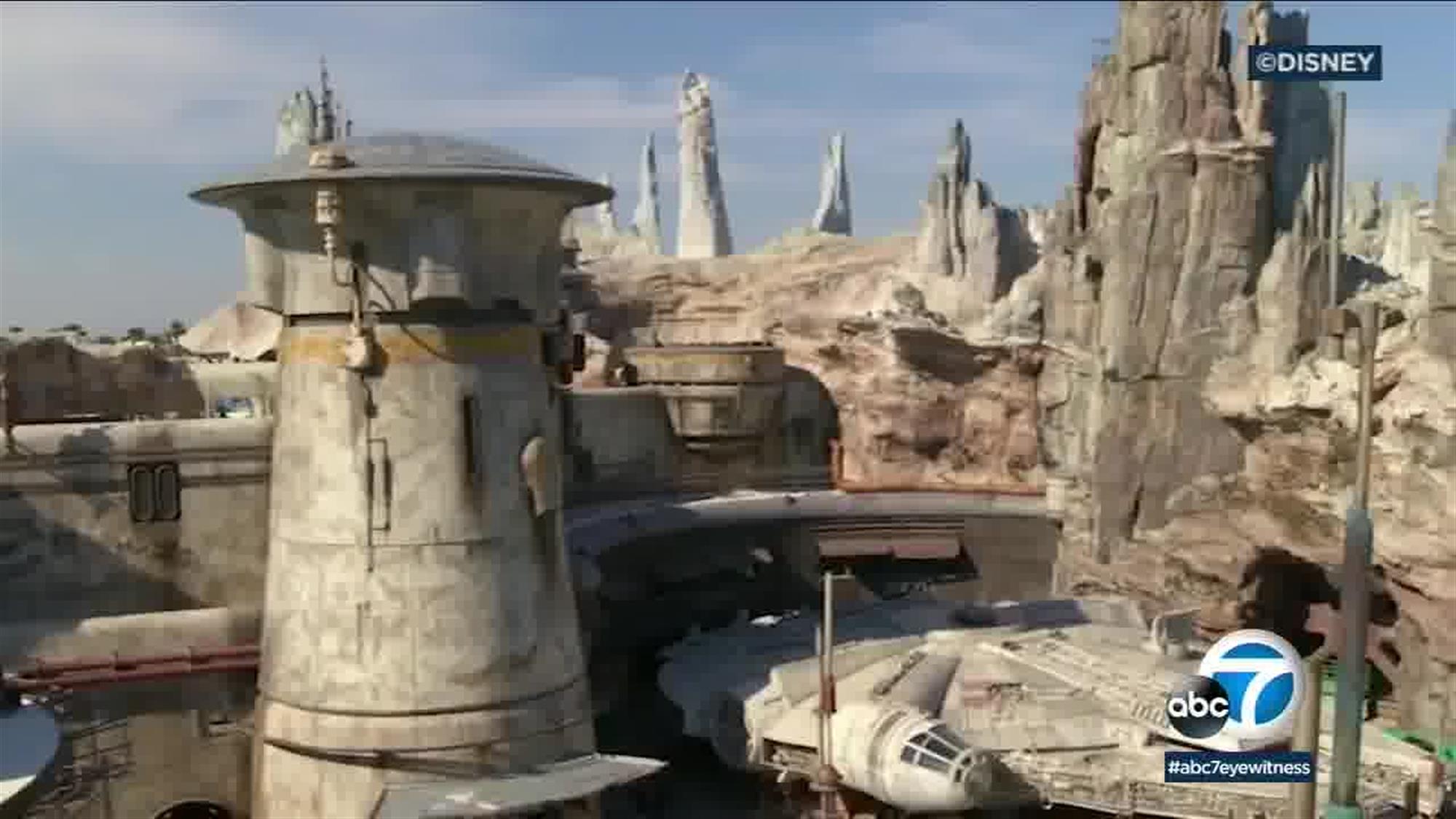 Black Spire Outpost is named after the mysterious petrified tree structure that forms its core, but other large spires loom in the distance, giving a sense of depth and size to Batuu.