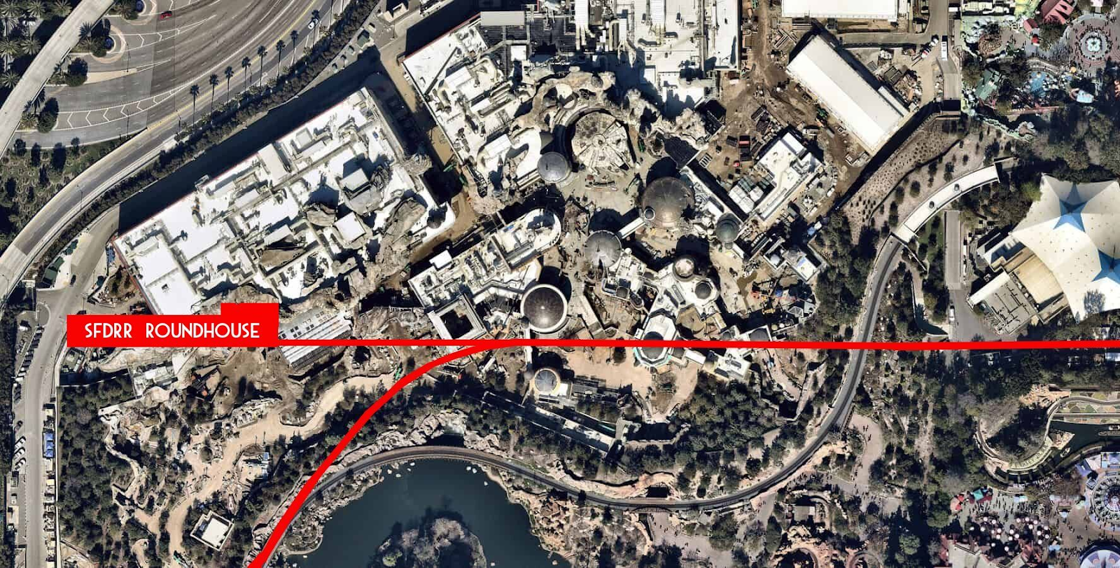This schematic diagram places Walt’s original roundhouse within the context of Galaxy’s Edge. Red lines show the 1955 track alignment.