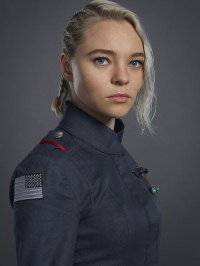 Taylor Hickson as Raelle Collar