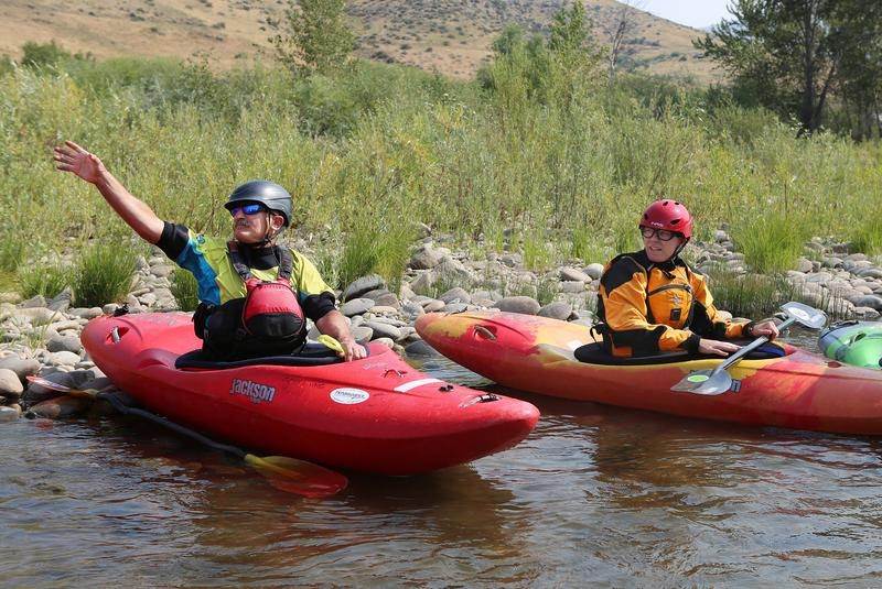 Lonnie Bedwell (L) gives Bobby Bones a lesson in kayaking on the Yellowstone River. (Credit: National Geographic/Vanessa Perez)
