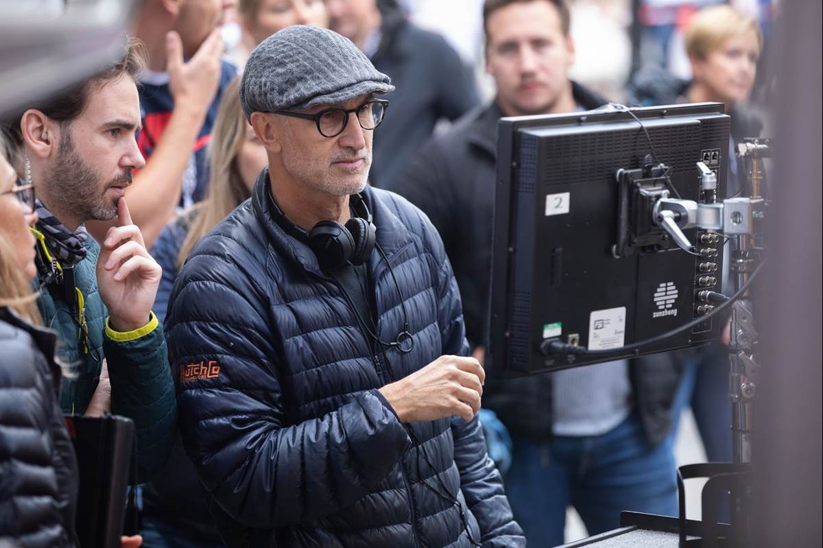 Director Craig Gillespie on set of Disney's live-action CRUELLA. Photo by Laurie Sparham. © 2021 Disney Enterprises, Inc.  All Rights Reserved.