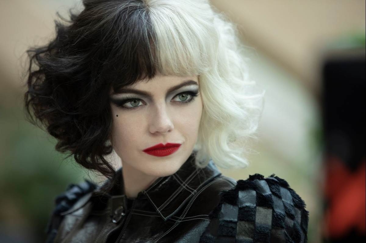 Emma Stone as Cruella in Disney’s live-action CRUELLA. Photo by Laurie Sparham. © 2021 Disney Enterprises Inc. All Rights Reserve