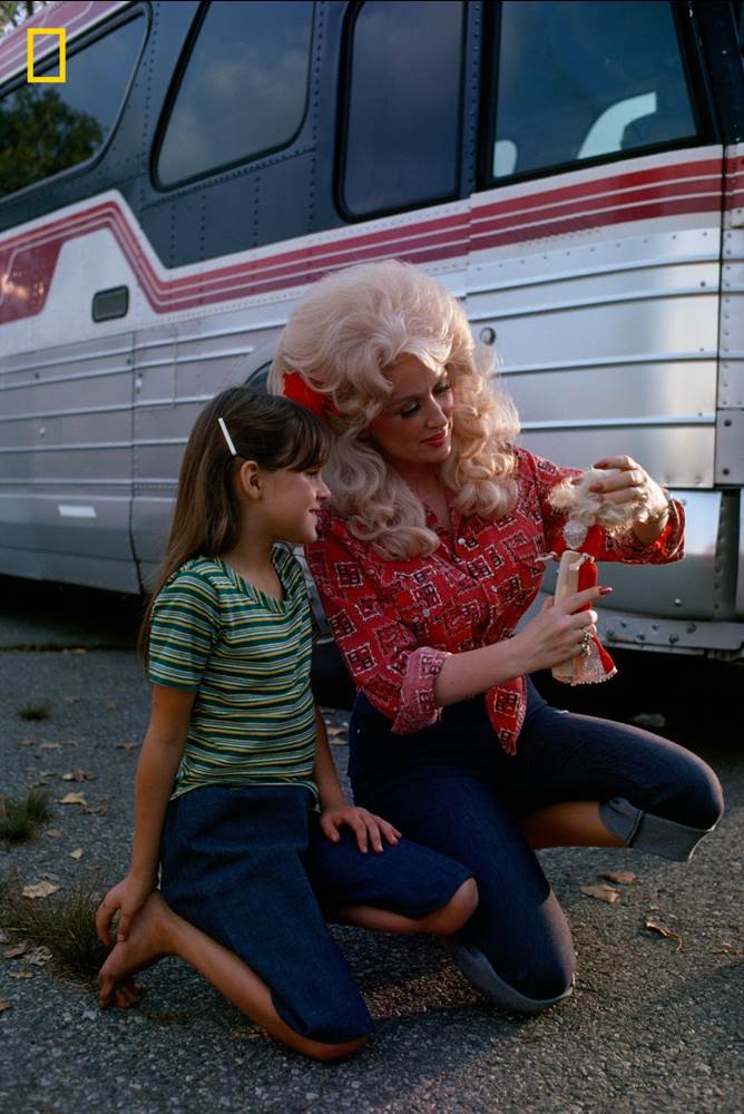 Country music star Dolly Parton meets a fan with a Dolly doll in September, 1977
(Photograph by Jodi Cobb, Nat Geo Image Collection)