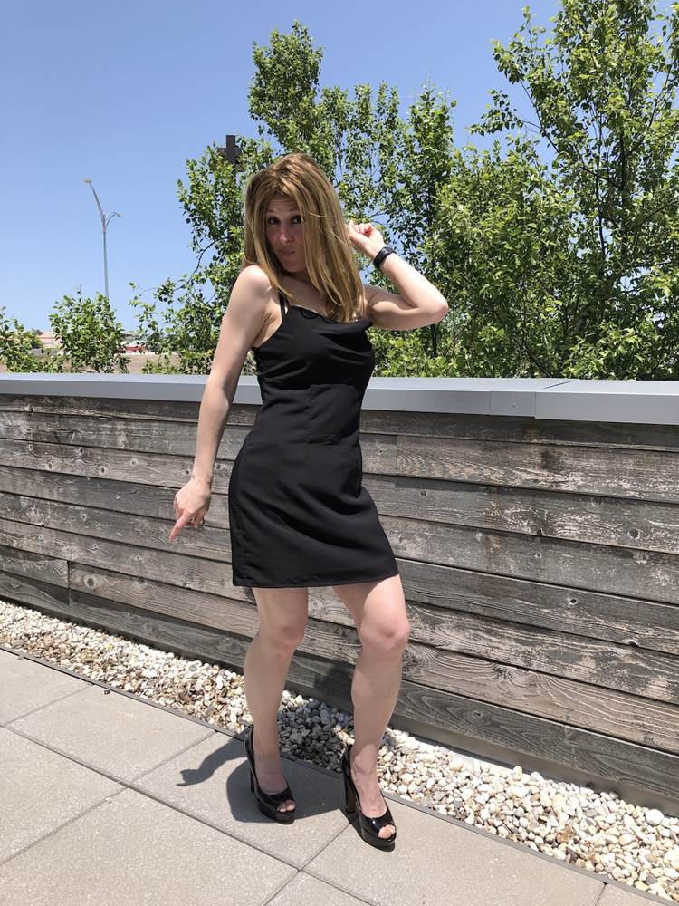 I can't dance, but I'm at the Bronze and just don't care!