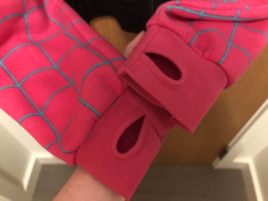 Thumb holes! One of my very favorite features on any long sleeve shirt.