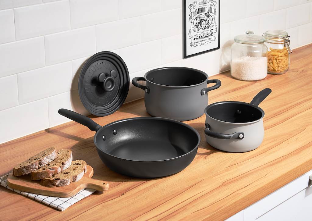 The set includes a saucepan, stockpot, fry pan and universal lid.
