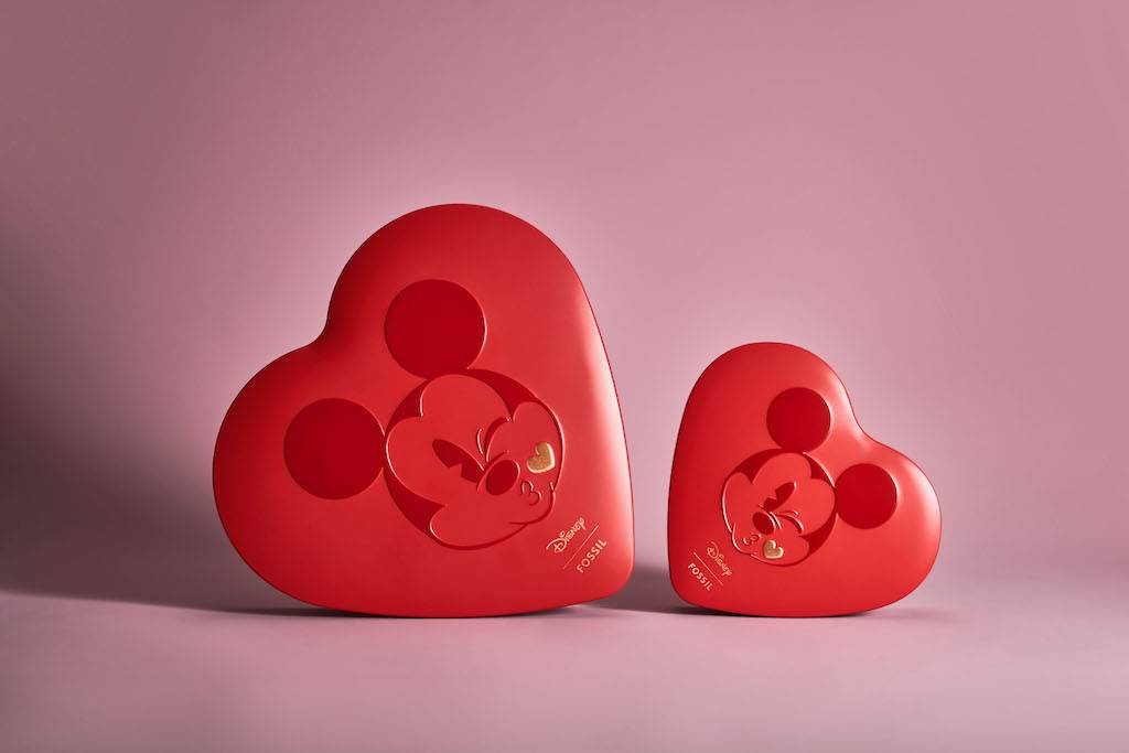 Mickey blows a kiss on the jewelry box packaging