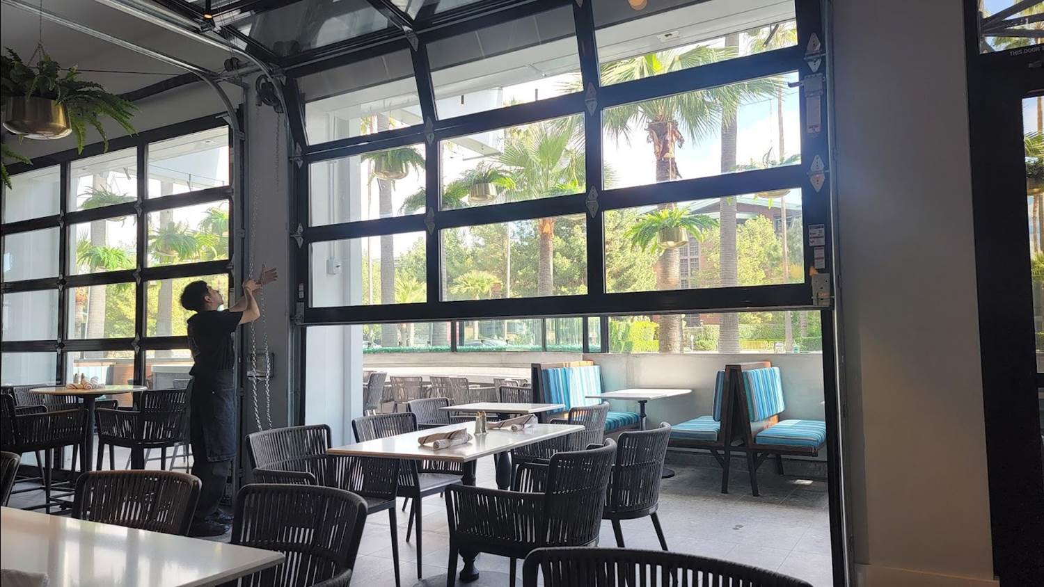 Large rollup windowed doors allow the restaurant to embrace Southern California’s moderate weather.