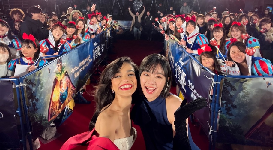 Rachel Zegler and Sakura Kiryu pose with fans at Roppongi Hills Arena