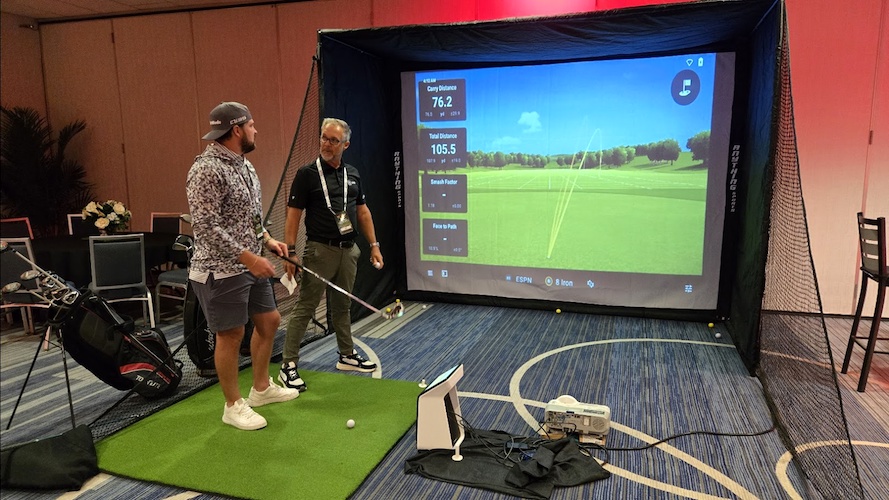 Mark Immelman gives some swing tips to DJ Thoma